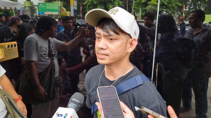 Iqbal sepupu Endang Kuswati (40) korban terjepit 10 jam di KRL yang kecelakaan dengan KA Argo Bromo Anggrek di Stasiun Bekasi Timur. Iqbal ditemui di RSUD Bekasi, Selasa (28/4/2026).