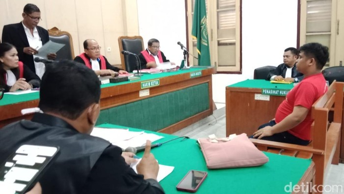 Medy Mehamat Amosta Barus saat menjalani sidang dakwaan di Pengadilan Negeri Medan