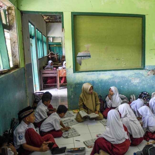 Puluhan Siswa SDN Jayamukti Belajar di Kelas Rusak
