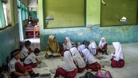 Sebanyak 75 siswa kelas 1 hingga 4 di sekolah tersebut belajar di ruang kelas yang rusak, serta siswa kelas 1 dan 2 digabung dalam satu ruangan, sementara pihak sekolah telah mengajukan usulan perbaikan kepada pemerintah setempat.  Foto: ANTARA FOTO/ADENG BUSTOMI