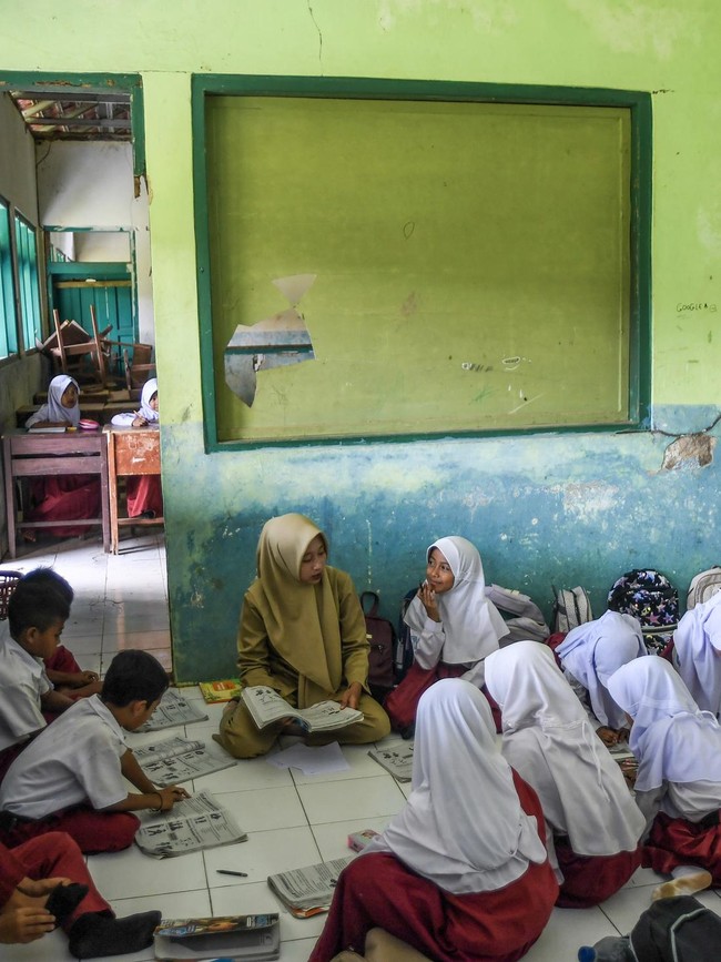 Puluhan Siswa SDN Jayamukti Belajar di Kelas Rusak