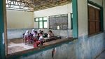 Puluhan Siswa SDN Jayamukti Belajar di Kelas Rusak