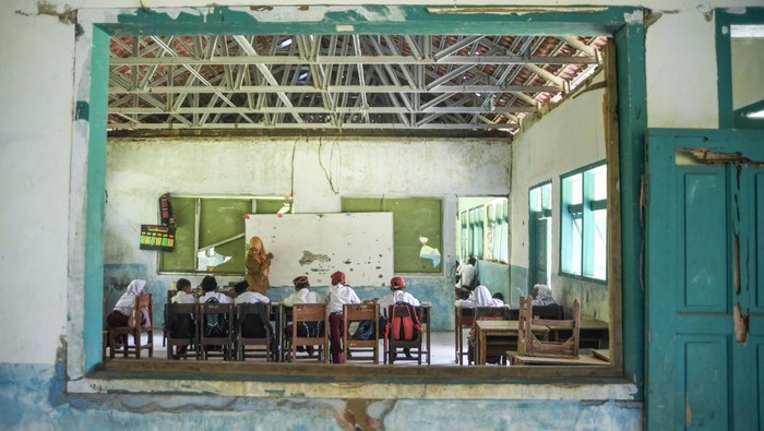 Siswa mengikuti kegiatan belajar mengajar di ruang kelas SDN Jayamukti, Kampung Tanglar, Desa Sindangasih, Kecamatan Cikatomas, Kabupaten Tasikmalaya, Jawa Barat, Senin (27/4/2026). Sebanyak 75 siswa kelas 1 hingga 4 di sekolah tersebut belajar di ruang kelas yang rusak, serta siswa kelas 1 dan 2 digabung dalam satu ruangan, sementara pihak sekolah telah mengajukan usulan perbaikan kepada pemerintah setempat. ANTARA FOTO/Adeng Bustomi/tom.