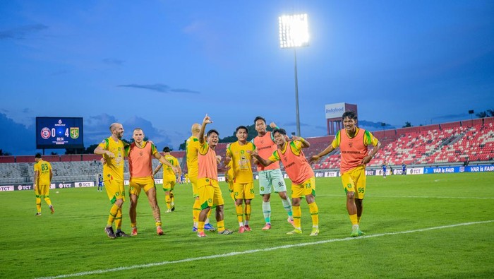 Skuad Persebaya merayakan kemenangan atas Arema FC