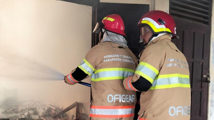 Petugas Damkar saat memadamkan api di SMPN 3 Tawangsari, Kabupaten Sukoharjo, Selasa (28/4/2026).