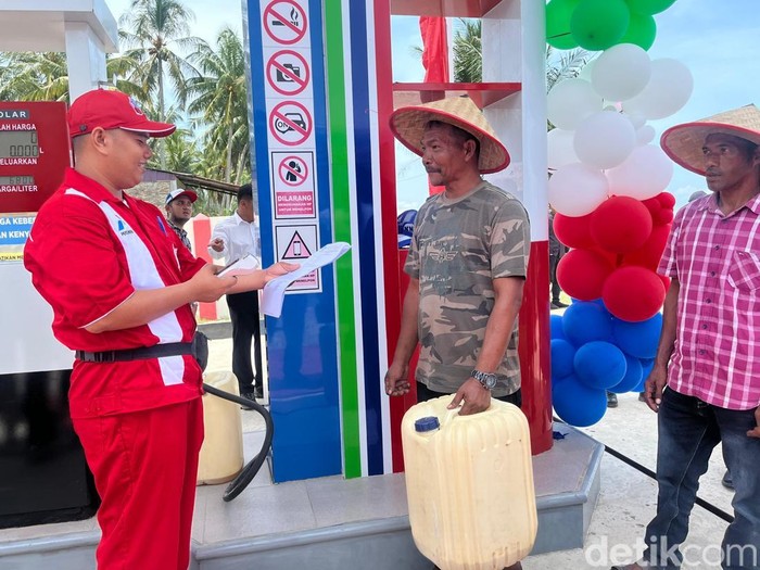 Harmaini dan nelayan lainnya saat mengisi solar bersubsidi di SPBUN yang baru diresmikan.