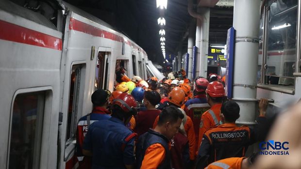 Suansa uusai rangkaian commuter line dtertabrak KA Argo Bromo Anggrek di Stasiun Bekasi Timur, Jawa Barat, Senin (27/4/2026). (CNBC Indonesia/Tias Budiarto)