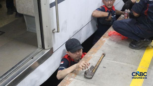 Suansa uusai rangkaian commuter line dtertabrak KA Argo Bromo Anggrek di Stasiun Bekasi Timur, Jawa Barat, Senin (27/4/2026). (CNBC Indonesia/Tias Budiarto)