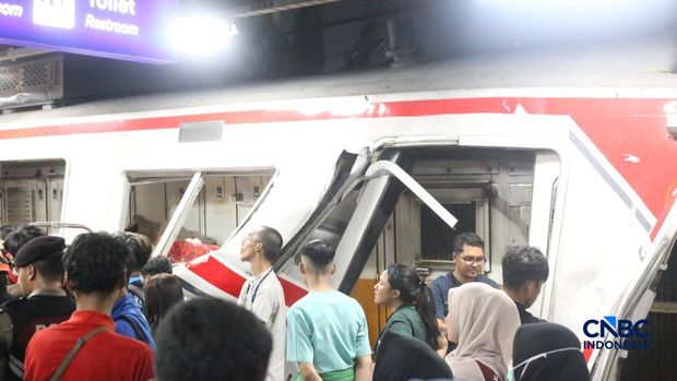 Suasana usai rangkaian commuter line ditertabrak KA Argo Bromo Anggrek di Stasiun Bekasi Timur, Jawa Barat, Senin (27/4/2026). (CNBC Indonesia/Tias Budiarto)