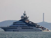 Beda! Kapal Pesiar Miliarder Rusia Lintasi Selat Hormuz Tanpa Gangguan