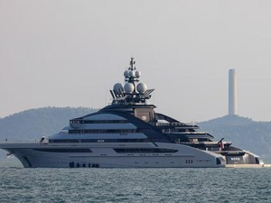 Beda! Kapal Pesiar Miliarder Rusia Lintasi Selat Hormuz Tanpa Gangguan