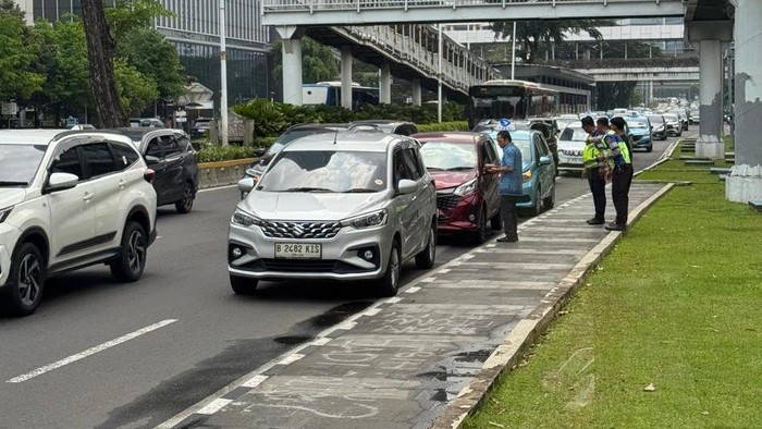Tabrakan beruntun terjadi di Jalan Jenderal Sudirman, Jakarta Pusat (Jakpus). Tabrakan melibatkan empat kendaraan. (Dok TMC Polda Metro).