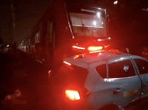 Taksi Listrik Ditabrak Kereta, Terobos Perlintasan Bikin Mobil Listrik Mogok?
