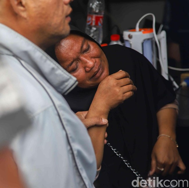 Tangis dan Harap, Keluarga Korban Menanti Kabar di Lokasi Kecelakaan Kereta