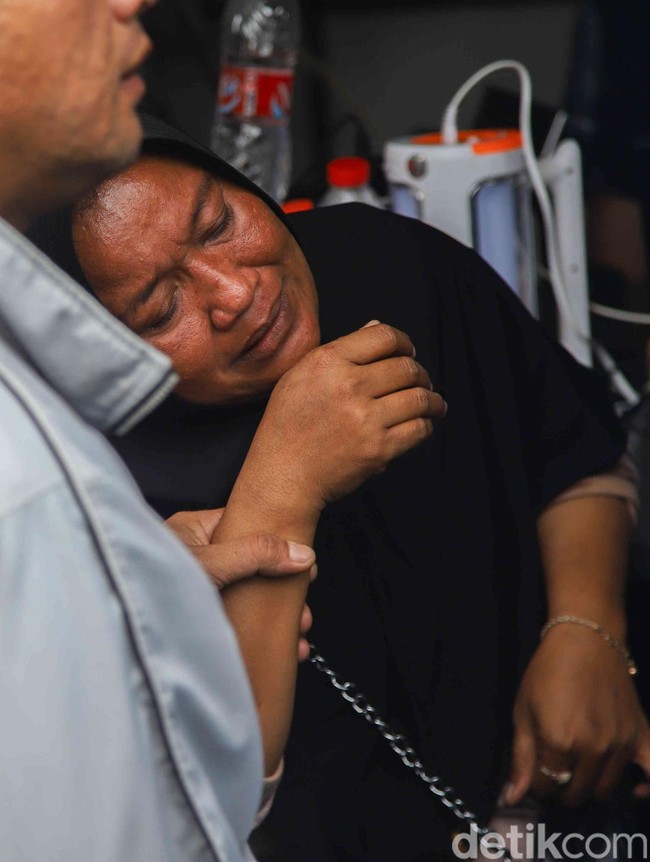 Tangis dan Harap, Keluarga Korban Menanti Kabar di Lokasi Kecelakaan Kereta