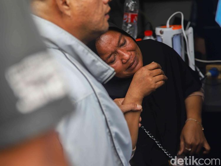 Tangis dan Harap, Keluarga Korban Menanti Kabar di Lokasi Kecelakaan Kereta