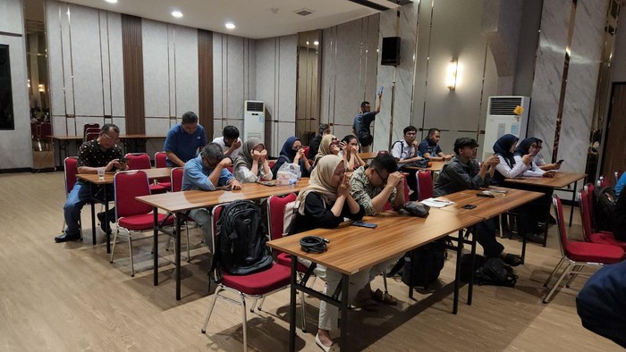 Tangis keluarga korban kecelakaan KA pecah di RS Polri (Adrial/detikcom)