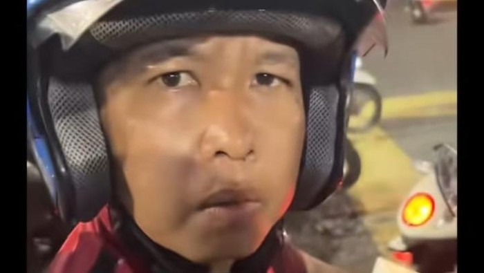 Tangkapan layar video viral pemotor diduga berkaus TNI AL marah-marah hingga gebrak ambulans yang mau lewat padahal dia lawan arah.
