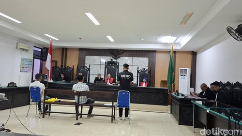 Tiga terdakwa saat dihadirkan dalam sidang di PN Tipikor Kupang dengan agenda pleidoi, Selasa (28/4/2026).