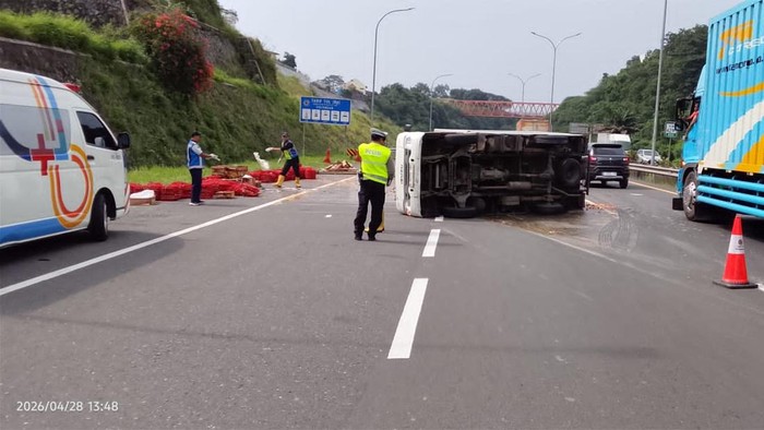 Truk Muatan Telur Terguling di Tol Gayamsari Semarang