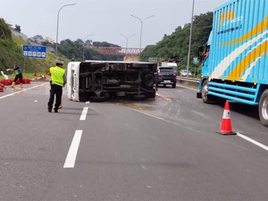 Truk Muatan Telur Terguling di Tol Gayamsari Semarang