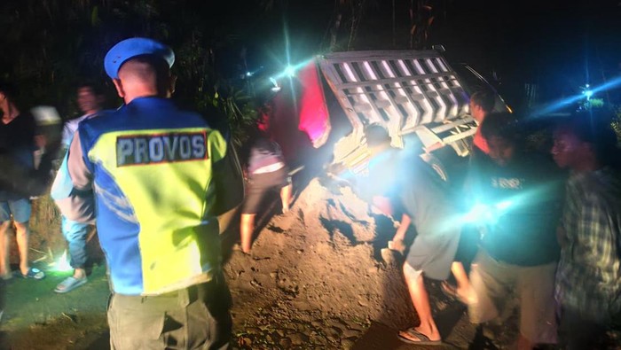 Kernet berinisial AIK (24), warga Desa Kedunggupit, Kecamatan Sidoharjo, Kabupaten Wonogiri tewas tertimpa truk, saat memberikan aba-aba.