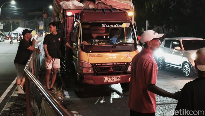 Truk yang menyenggol portal pembatas jalan di Kedungpane, Ngaliyan, saat diamankan Dishub Kota Semarang.