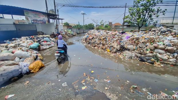 Tumpukan sampah di Pasar Baleendah, Kabupaten Bandung