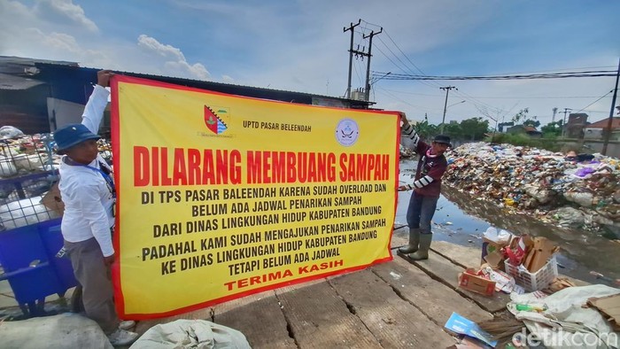 Tumpukan sampah di Pasar Baleendah, Kabupaten Bandung