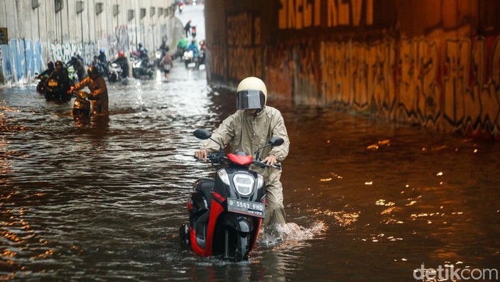 Sejumlah kendaraan terlihat menerobos banjir yang merendam Underpass Tambun, Bekasi, Selasa (28/4/2026).