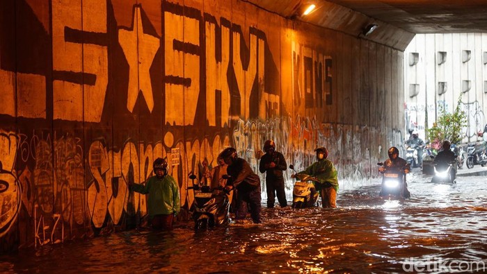 Sejumlah kendaraan terlihat menerobos banjir yang merendam Underpass Tambun, Bekasi, Selasa (28/4/2026).
