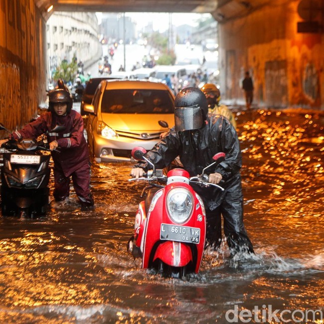 Underpass Tambun Masih Tergenang Banjir hingga Pagi