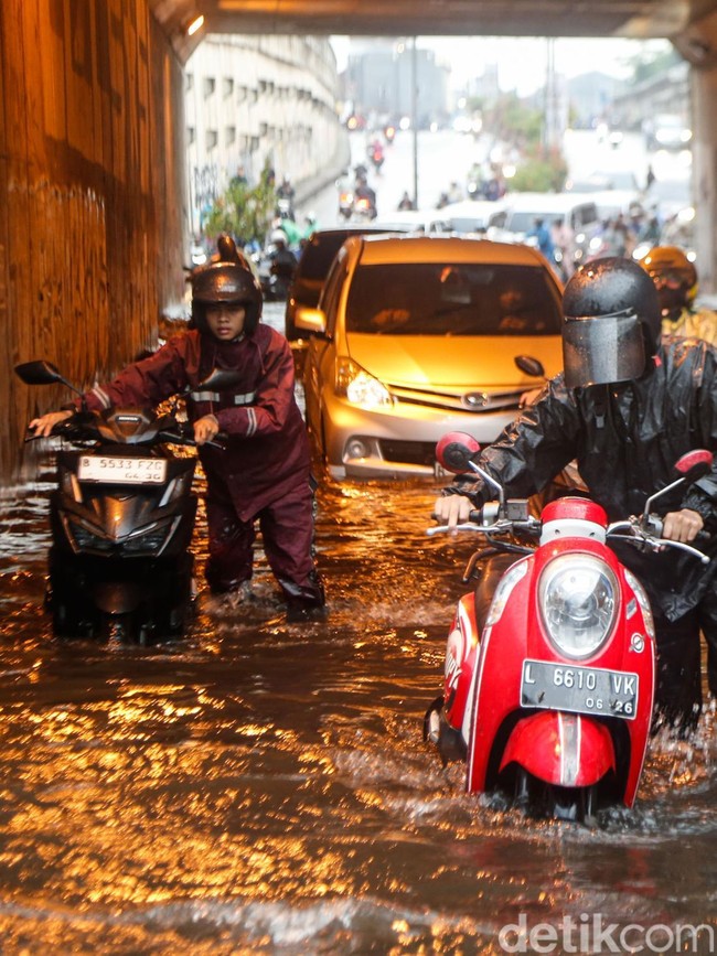 Underpass Tambun Masih Tergenang Banjir hingga Pagi