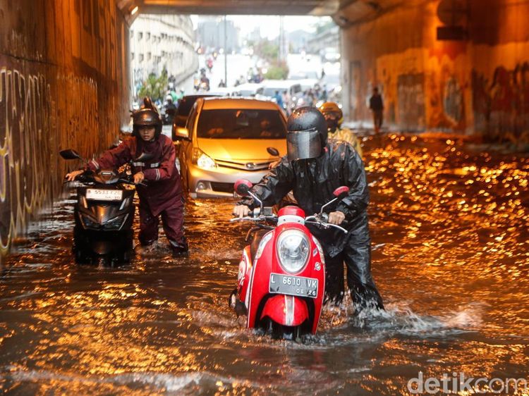 Underpass Tambun Masih Tergenang Banjir hingga Pagi