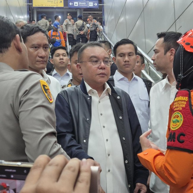 Momen Dasco Cek Proses Evakuasi Korban Kecelakaan Kereta di Bekasi