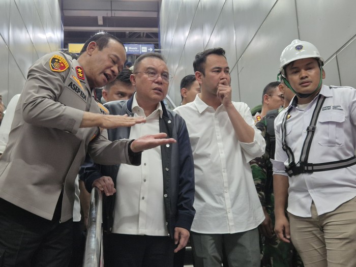 Wakil Ketua DPR RI Sufmi Dasco Ahmad mendatangi lokasi kecelakaan kereta yang melibatkan KRL dan KA jarak jauh di Stasiun Bekasi Timur. (istimewa)