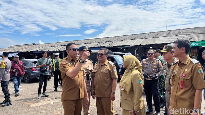 Wali Kota Malang tinjau lokasi pembongkaran dan tempat relokasi baru.