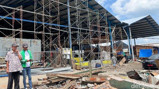 Wali Kota Malang tinjau lokasi pembongkaran dan tempat relokasi baru.