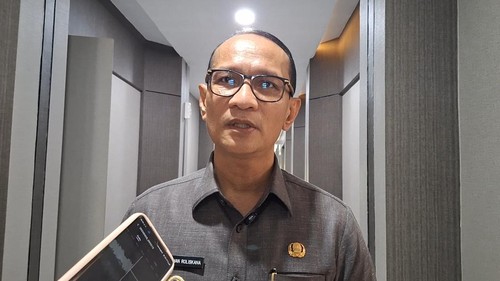 Wali Kota Mataram, Mohan Roliskana, saat diwawancarai di kantornya, Selasa (28/4/2026). (Nathea Citra/detikBali)