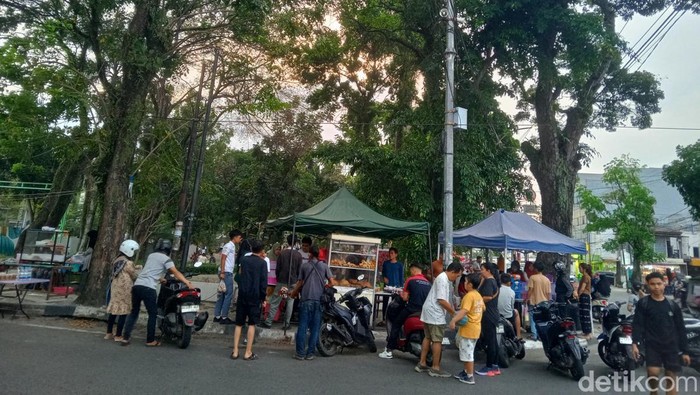 Warga berburu kuliner usai di Taman Gajah Mada Medan. (Olivia Andrea/detikSumut)