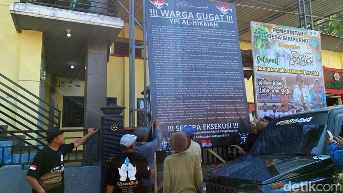 Warga pasang spanduk gugatan ke Yayasan Pendidikan Islam Al-Hikmah