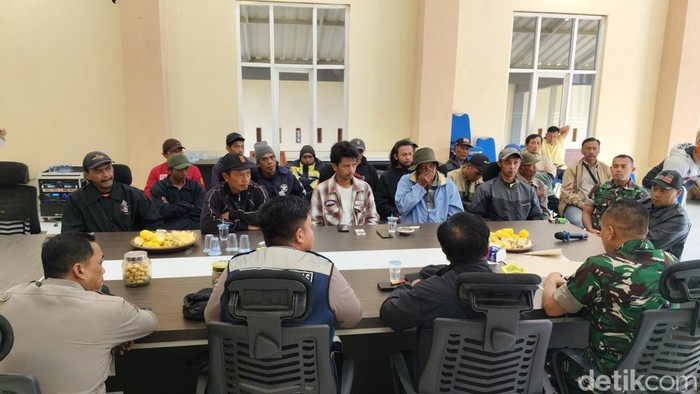 Warga saat mendatangi kantor Desa Sumberbrantas.