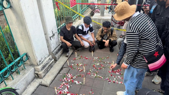 Sejumlah Warga melakukan tabur bunga di Stasiun Bekasi Timur, Kota Bekasi, Selasa (28/4/2026).