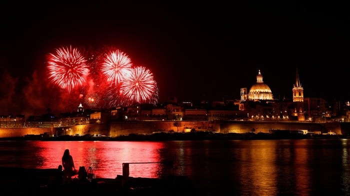 Pertunjukan kembang api menerangi langit malam dalam salah satu tradisi paling ikonik di Malta. REUTERS/Darrin Zammit Lupi