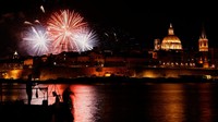 Kembang api menerangi Grand Harbour dengan latar kota tua Valletta, terlihat dari Sliema, Malta, festival berlangsung pada bulan April 2026. Malta International Fireworks Festival menjadi salah satu festival kembang api terbesar di Eropa. REUTERS/Darrin Zammit Lupi  