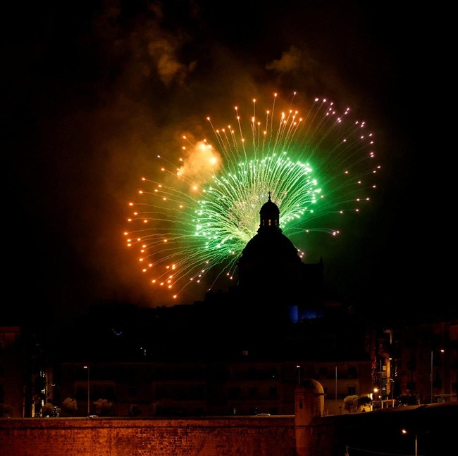 Warisan Api Malta Menerangi Langit Valletta