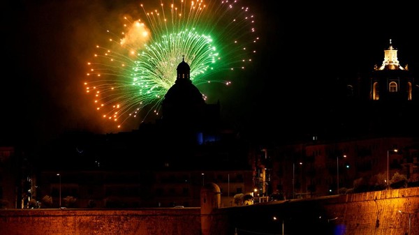 Warisan Api Malta Menerangi Langit Valletta