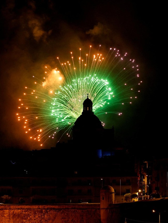 Warisan Api Malta Menerangi Langit Valletta