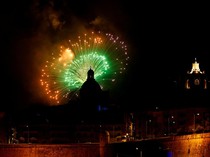 Warisan Api Malta Menerangi Langit Valletta