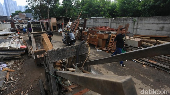 Para pekerja mengumpulkan perabot kayu jati bekas untuk dipretelin dan dijual ulang di kawasan Kemanggisan, Jakarta, Selasa (28/4/2026). Kayu jati bekas tersebut dijual Rp 4.500/kg untuk potongan papan kecil dan Rp 7.500/kg untuk potongan papan besar untuk diolah lagi menjadi produk furniture baru. Sistem sirkular ramah lingkungan tersebut telah dilakukan bertahun-tahun. Menurut data terbaru dari Circularity Gap Report bekerja sama dengan Deloitte Belanda, sistem ekonomi sirkular mampu menyelamatkan nilai ekonomi hingga lebih dari 25 triliun Euro (sekitar Rp 512,7 kuadriliun). Laporan tersebut menegaskan bahwa penggunaan sumber daya sirkular dapat membantu meningkatkan produktivitas, ketahanan rantai pasok, serta kesejahteraan manusia dan bumi.